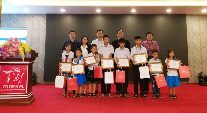 Trao học bổng 'Vòng tay nhân ái, chia sẻ nỗi đau tai nạn giao thông'