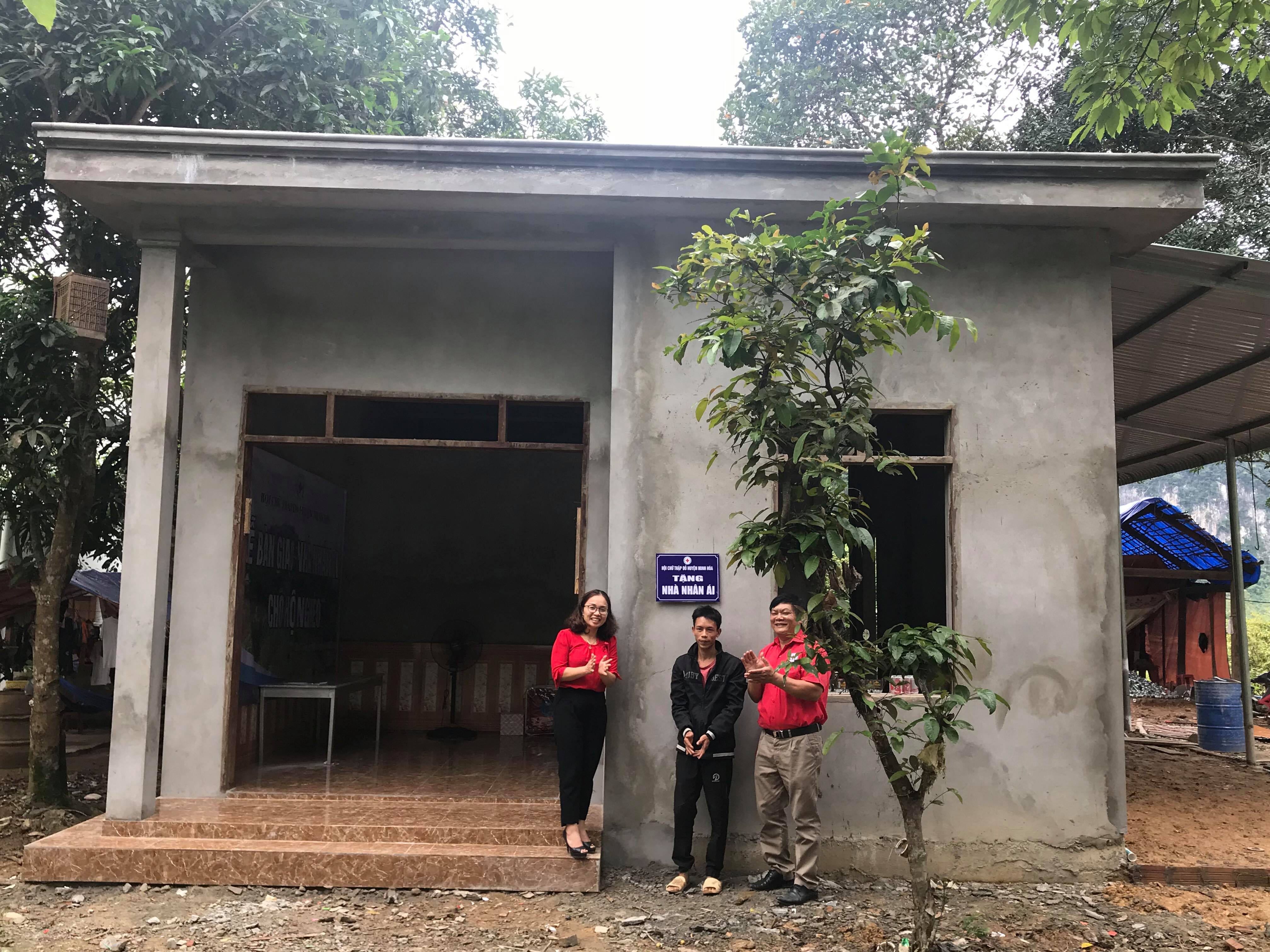 Minh Hóa: Bàn giao nhà nhân ái cho hộ nghèo