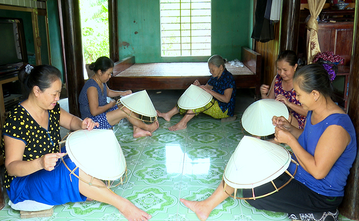 Phụ nữ xã Quảng Tân:  Giữ gìn nghề nón lá truyền thống