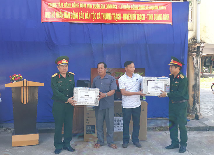 Tặng quà cho bà con dân tộc tại 2 xã Tân Trạch và Thượng Trạch