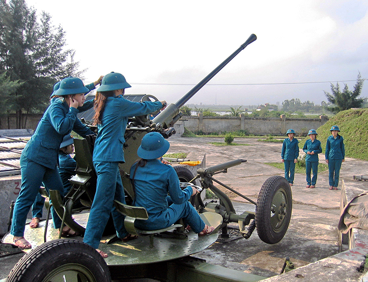 Nữ pháo cao xạ canh trời