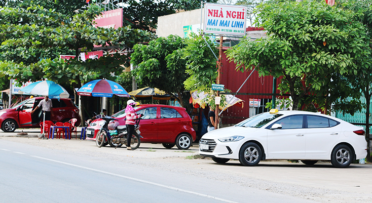 Hàng loạt taxi "dù" ngang nhiên hoạt động trái phép