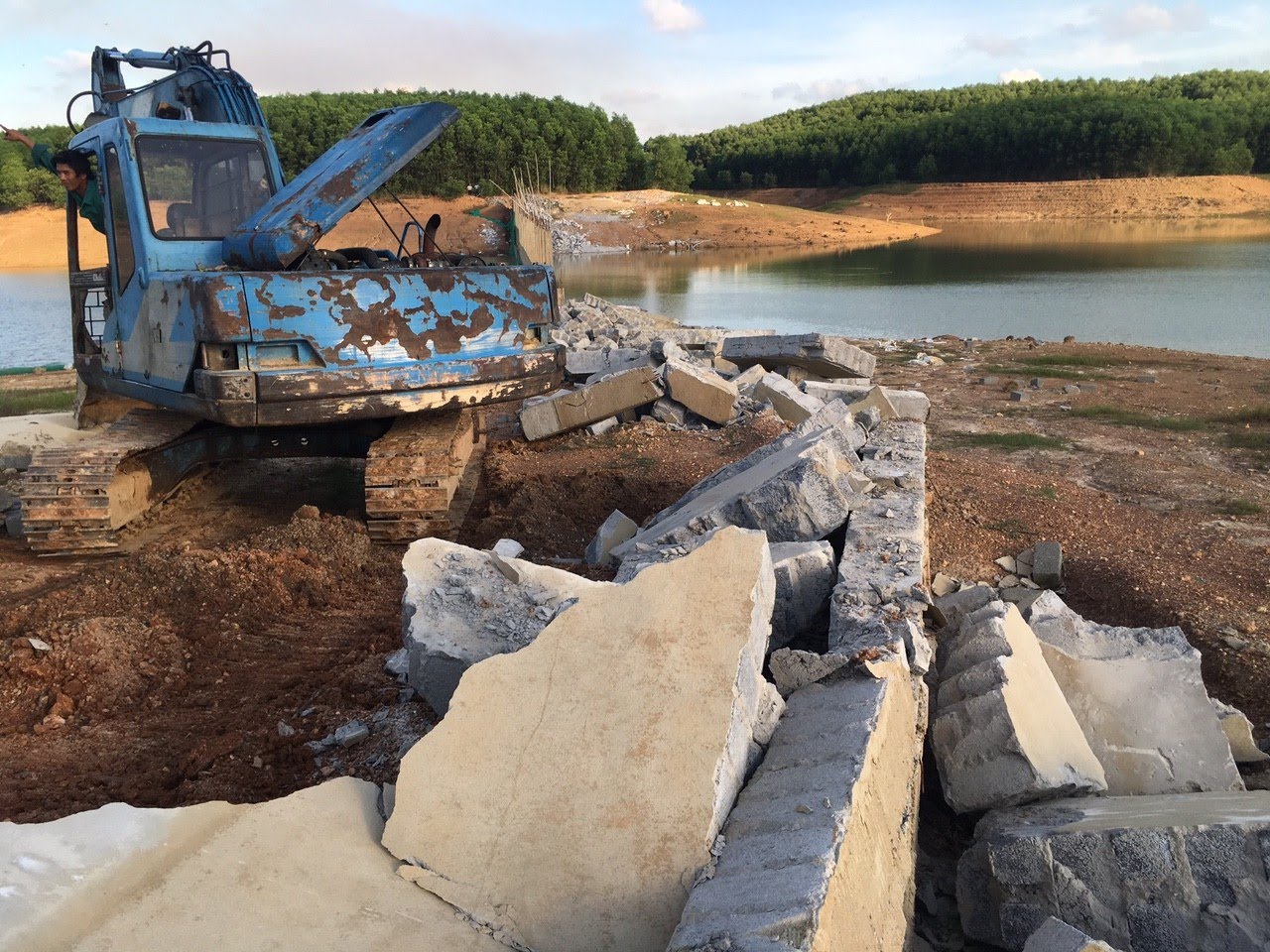 Tháo dỡ công trình xây dựng trái phép ở lòng hồ An Mã