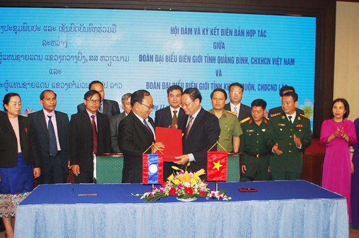 Ký kết hợp tác giữa Đoàn đại biểu biên giới tỉnh Quảng Bình và Đoàn đại biểu biên giới tỉnh Khăm Muộn