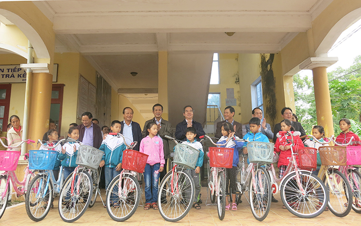 Đoàn đại biểu Quốc hội tỉnh: Trao 100 chiếc xe đạp cho học sinh nghèo vượt khó