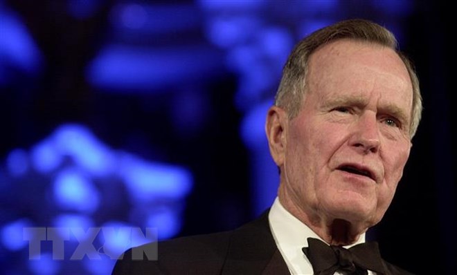 Mỹ treo cờ rủ 30 ngày tưởng nhớ cố Tổng thống Bush "cha"