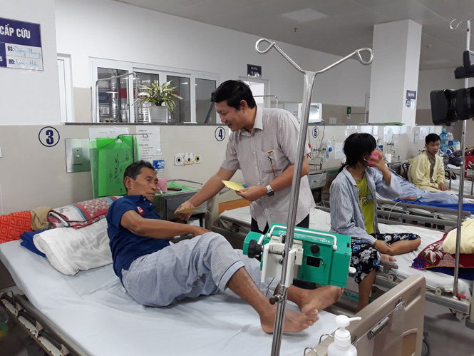 Thăm, tặng quà cho bệnh nhân nghèo