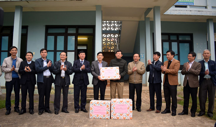 Khối thi đua các ban Đảng tỉnh trao quà hỗ trợ cho các xã khó khăn
