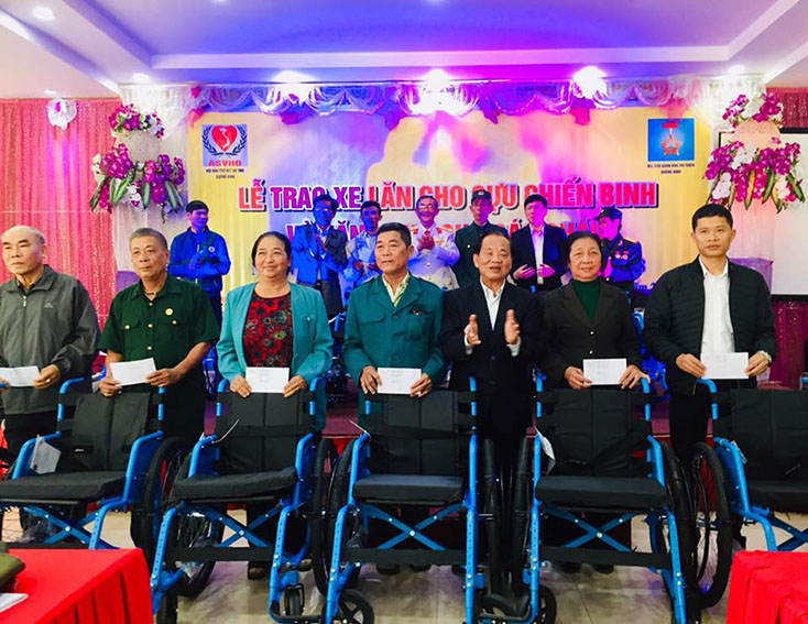 Trao tặng xe lăn cho cựu chiến binh