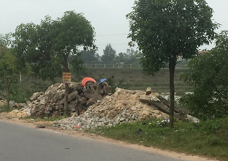Cần ngăn chặn hành vi đổ trộm rác thải xây dựng trên đường Tạ Quang Bửu