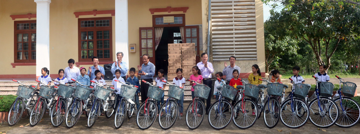 Đồng chí Chủ tịch UBMTTQVN tỉnh kiểm tra tình hình sản xuất, đời sống tại xã Kim Hoá