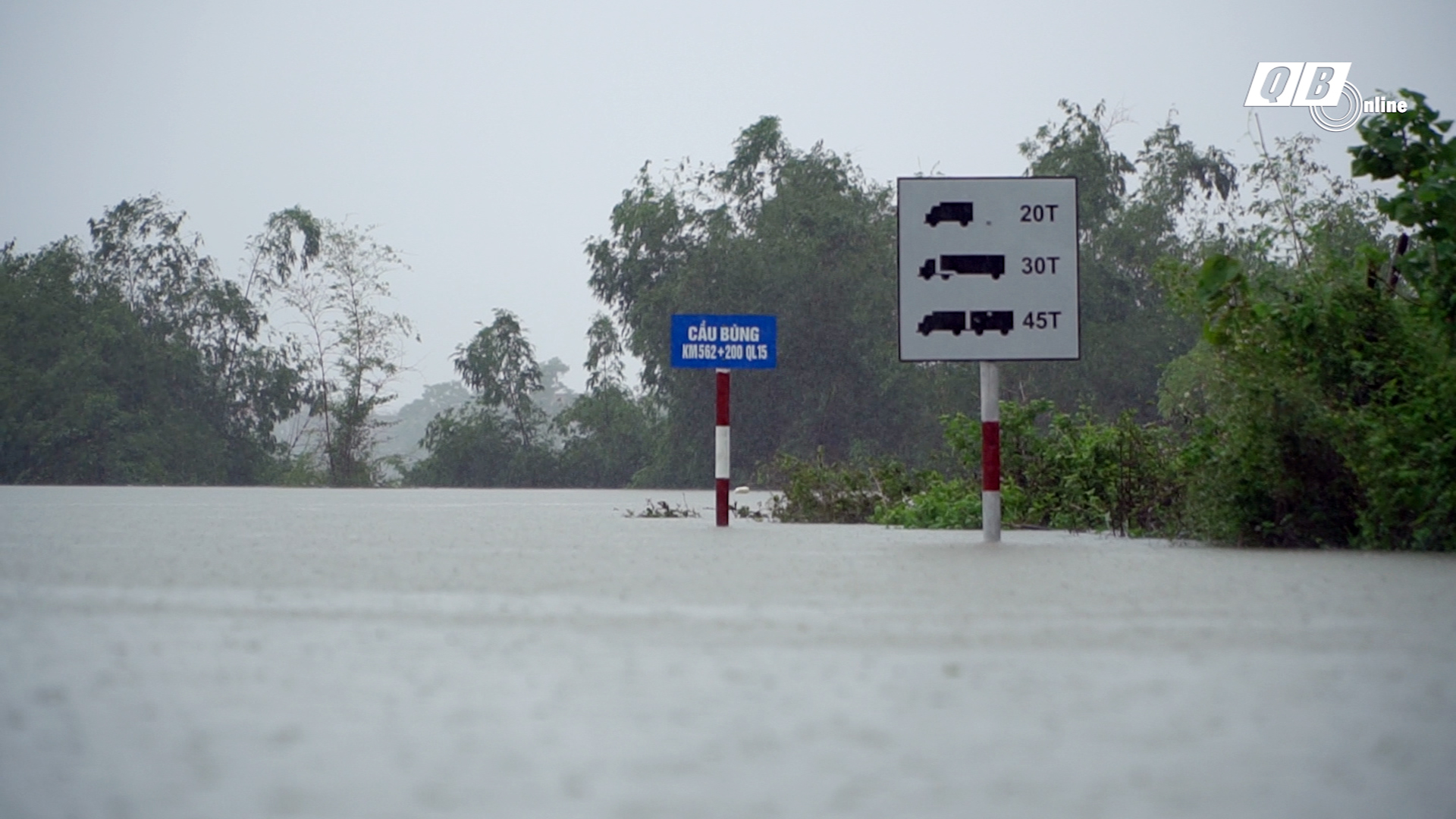 Nhiều địa phương bị chia cắt do mưa lũ