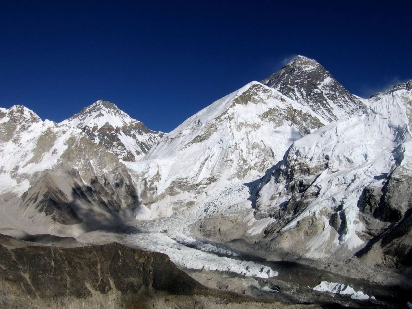 Các nhà khoa học biến đỉnh Everest thành phòng thí nghiệm khổng lồ