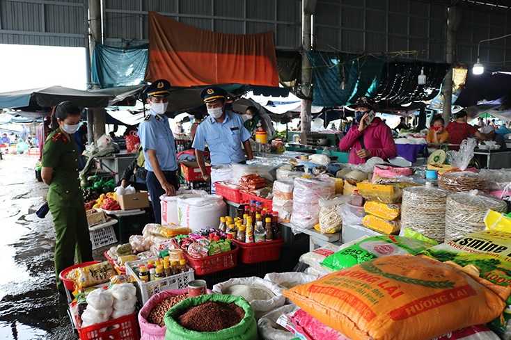 Chống găm hàng, thổi giá khi dịch bùng phát