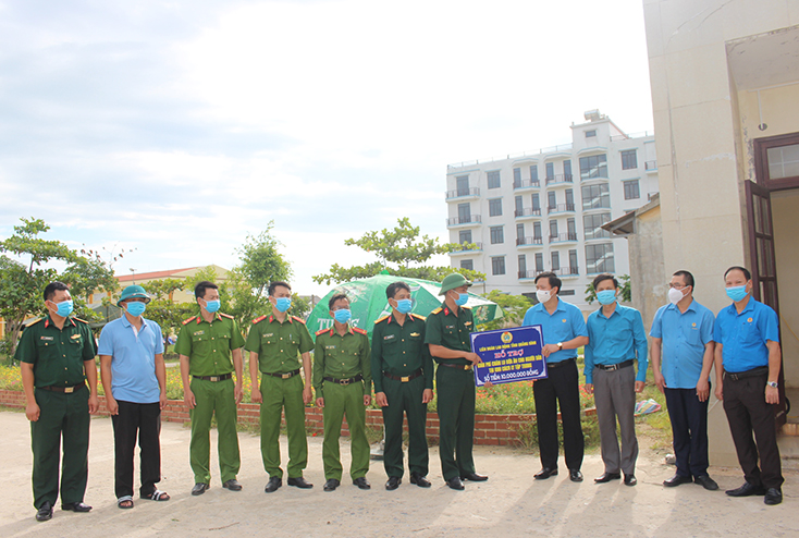 Thăm, trao tiền hỗ trợ tại một số khu cách ly trên địa bàn tỉnh