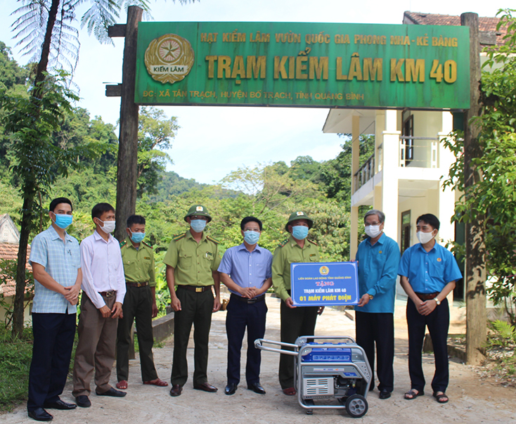 Trao hỗ trợ máy phát điện, tivi cho các trạm kiểm lâm VQG Phong Nha-Kẻ Bàng