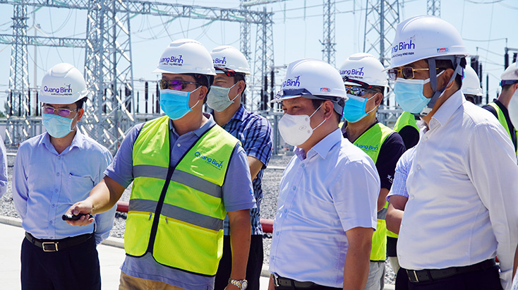 Đồng chí Bí thư Tỉnh ủy Vũ Đại Thắng kiểm tra tiến độ thi công Dự án cụm trang trại điện gió B&T