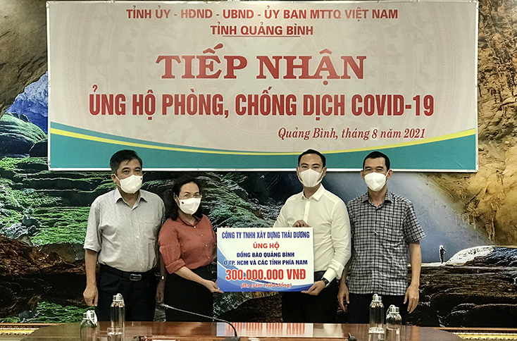 Công ty TNHH xây dựng Thái Dương ủng hộ Quỹ Phòng, chống dịch Covid-19 tỉnh 300 triệu đồng