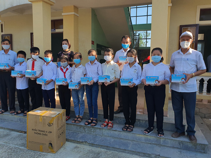 Hỗ trợ nước tinh khiết và khẩu trang cho người dân xã An Ninh