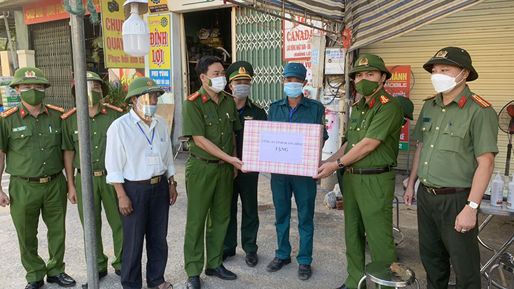 Lãnh đạo Công an tỉnh thăm, động viên các chốt phòng, chống dịch Covid-19