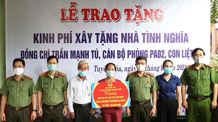 Đồng chí Giám đốc Công an tỉnh trao tặng kinh phí xây dựng và sửa chữa nhà tình nghĩa