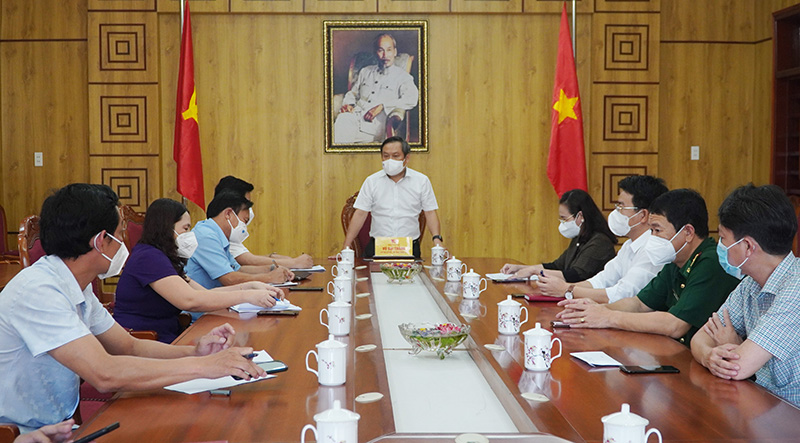 Đồng chí Bí thư Tỉnh ủy kiểm tra công tác phòng, chống dịch và động viên lực lượng tuyến đầu