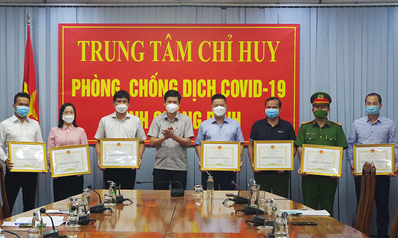 Khen thưởng Tổ công tác đặc biệt đón công dân về từ các tỉnh phía Nam