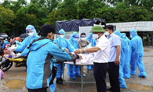 Hỗ trợ công dân từ các tỉnh phía Nam về quê đi qua địa phận Quảng Bình