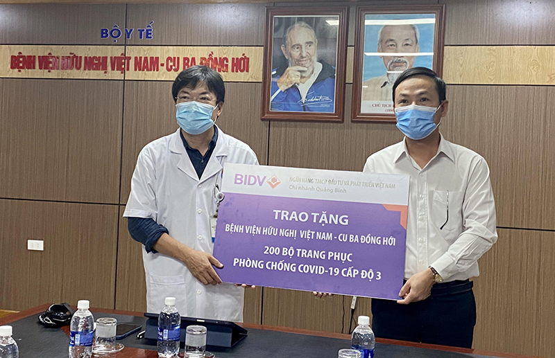 Trao tặng 1.000 bộ trang phục phòng, chống Covid-19