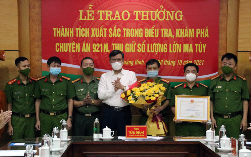 Trao thưởng cho các tập thể xuất sắc trong điều tra, khám phá chuyên án 921N