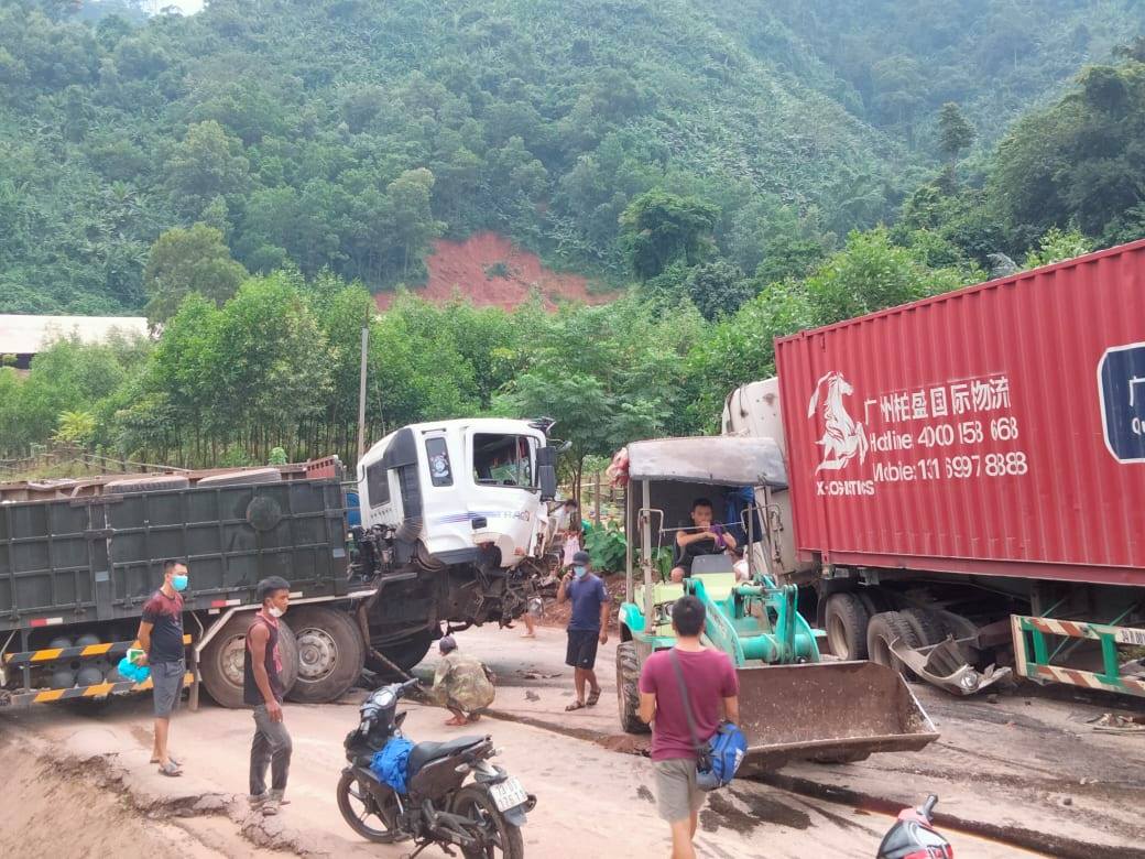 Minh Hóa: 2 xe container va chạm nhau, Quốc lộ 12A ùn tắc hàng chục km
