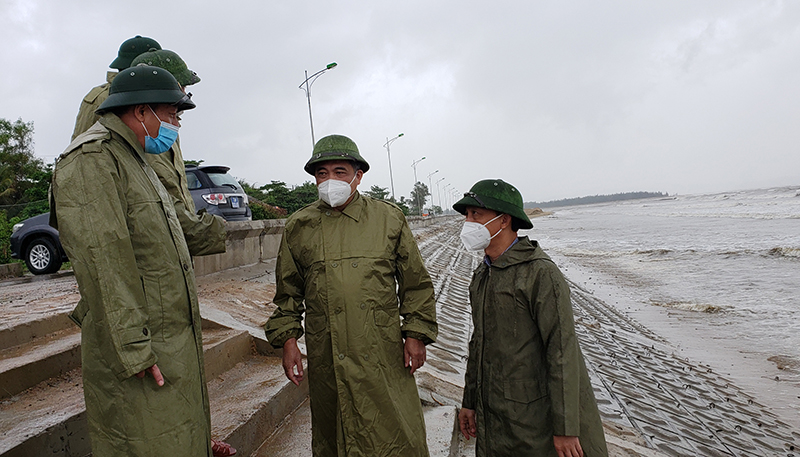 Đồng chí Phó Chủ tịch Thường trực UBND tỉnh kiểm tra công tác phòng, chống bão số 8 tại Quảng Trạch