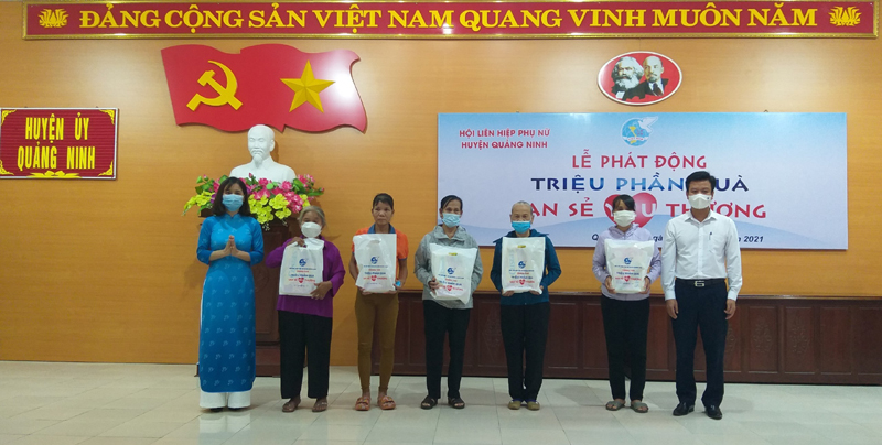 "Triệu phần quà san sẻ yêu thương"