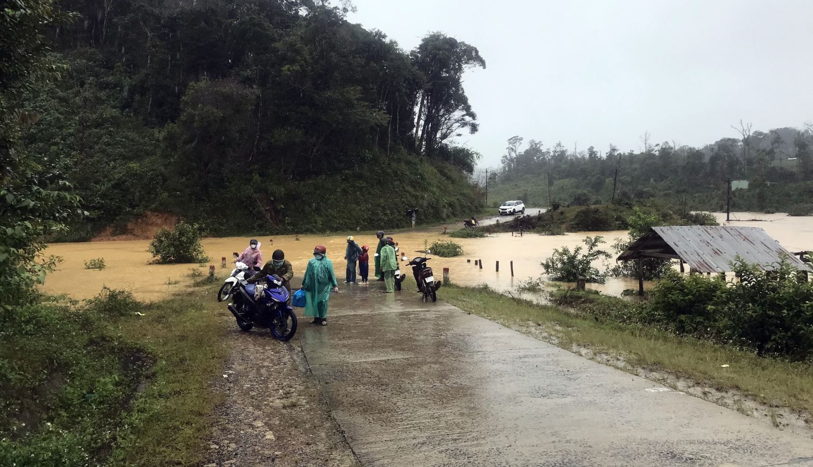 Thủ tướng Chính phủ chỉ đạo tập trung ứng phó mưa lũ tại khu vực Trung Bộ và Tây Nguyên