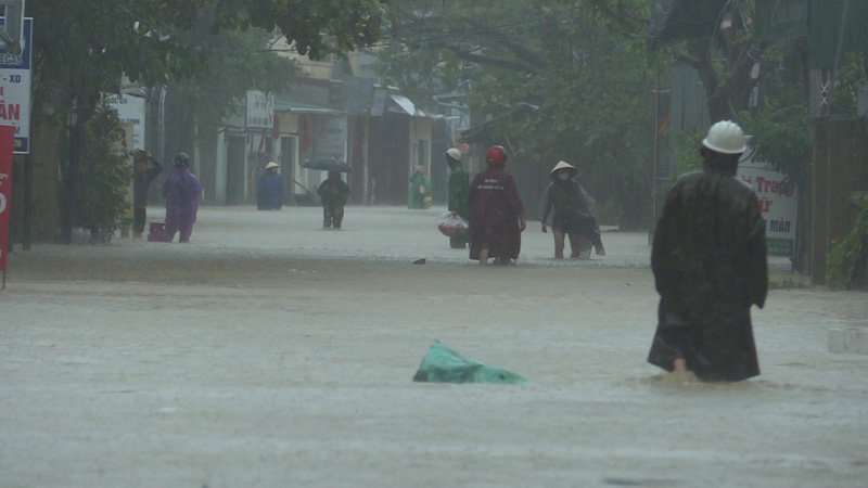 Lệ Thủy: Nước lũ lên nhanh, trên 1.000 nhà dân bị ngập