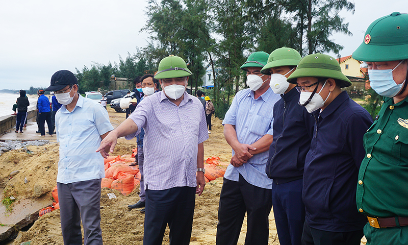 Khẩn trương gia cố các điểm sạt lở kè biển Hải Thành-Quang Phú  và kè biển Nhân Trạch