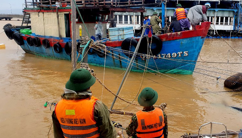Bộ đội Biên phòng Quảng Bình hỗ trợ người dân ứng phó mưa lũ