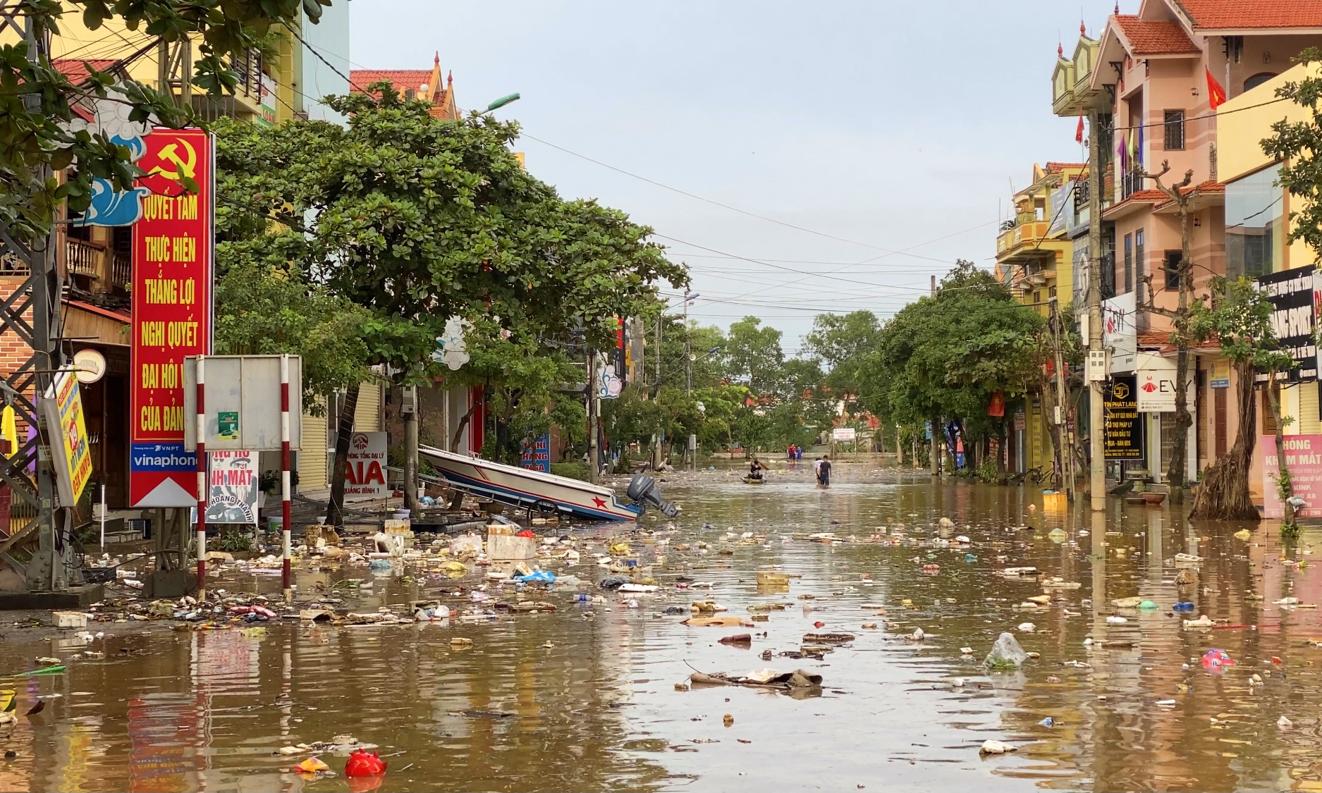 Lệ Thủy: Khẩn trương xử lý vệ sinh môi trường sau lũ