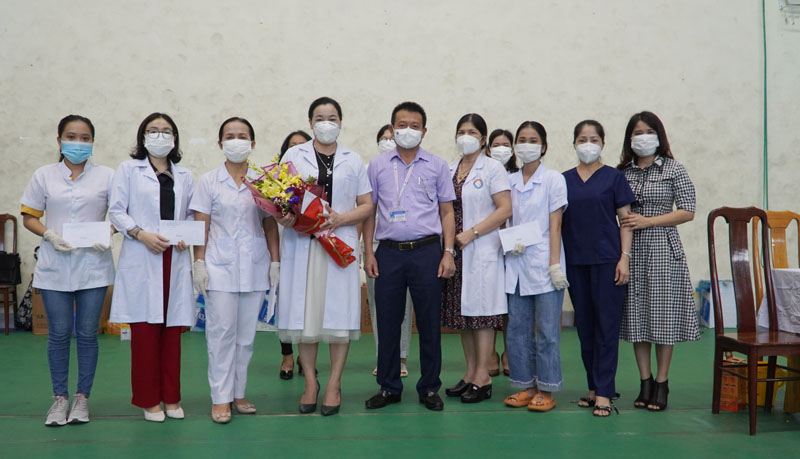 Tặng quà động viên các nữ y bác sỹ tình nguyện phục vụ chiến dịch tiêm vắc xin phòng Covid-19