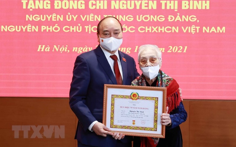 Chủ tịch nước trao Huy hiệu 75 năm tuổi Đảng tặng nguyên Phó Chủ tịch nước Nguyễn Thị Bình