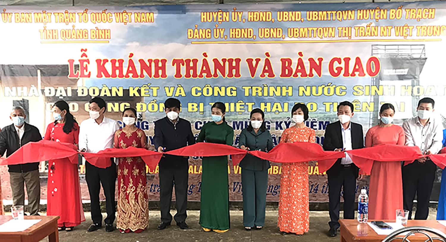 Khánh thành, bàn giao nhà Đại đoàn kết và công trình nước sạch tại bản Khe Ngát