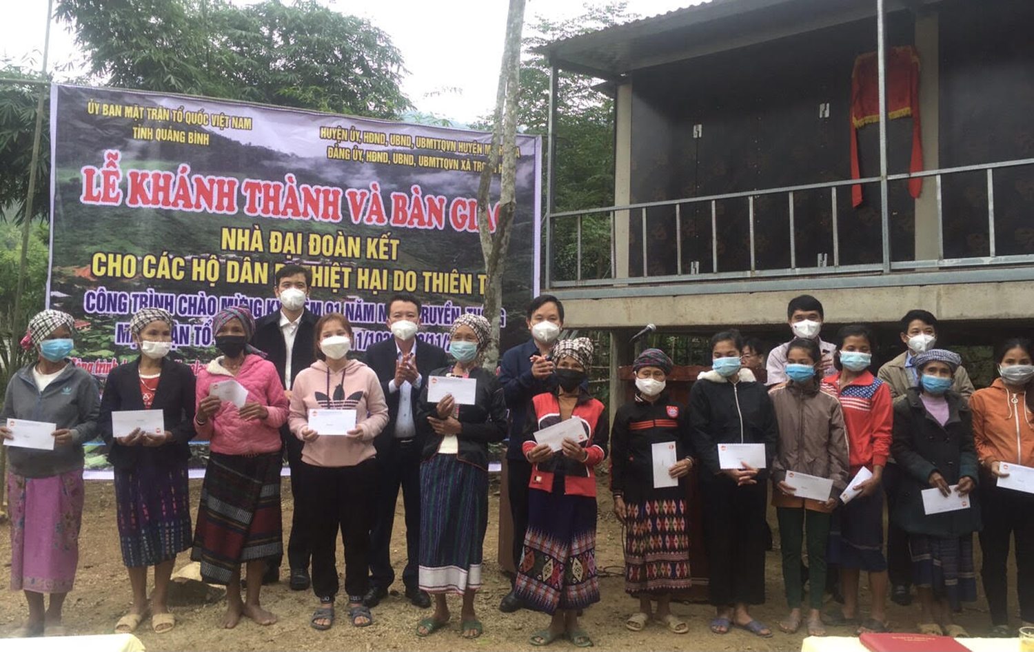 Bàn giao 25 nhà "Đại đoàn kết" cho ĐBDTTS xã Trọng Hóa