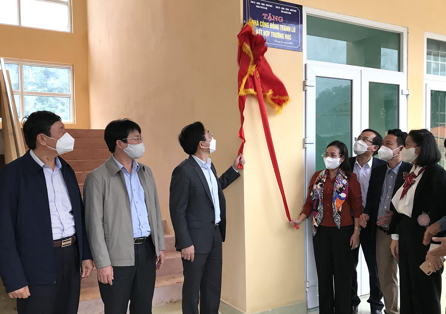 Khánh thành 34 nhà '"Đại đoàn kết" và nhà tránh lũ kết hợp trường học tại bản Sắt