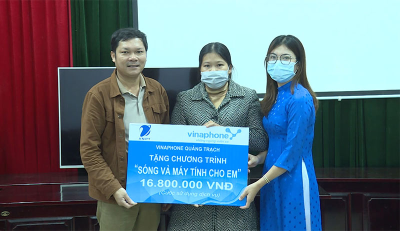 Quảng Trạch: Tặng 120 điện thoại cho học sinh có hoàn cảnh khó khăn