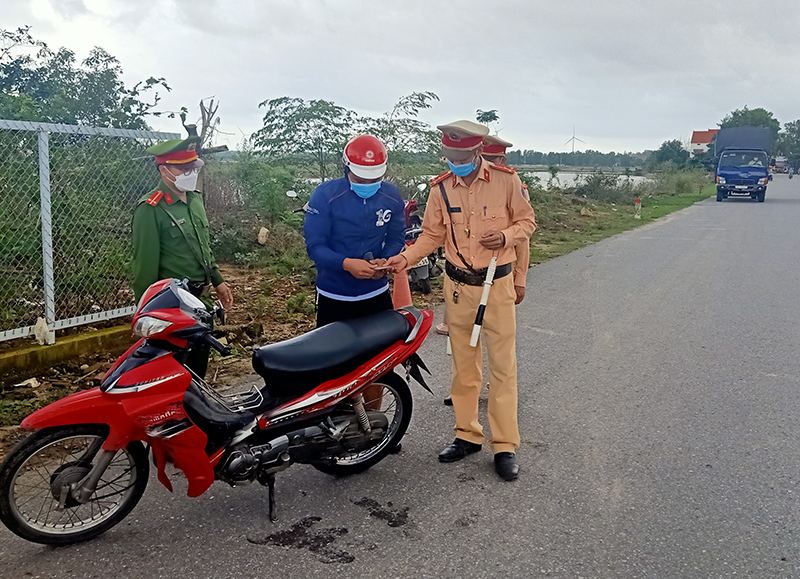 Công an Lệ Thuỷ: Bảo đảm an toàn giao thông những tháng cuối năm