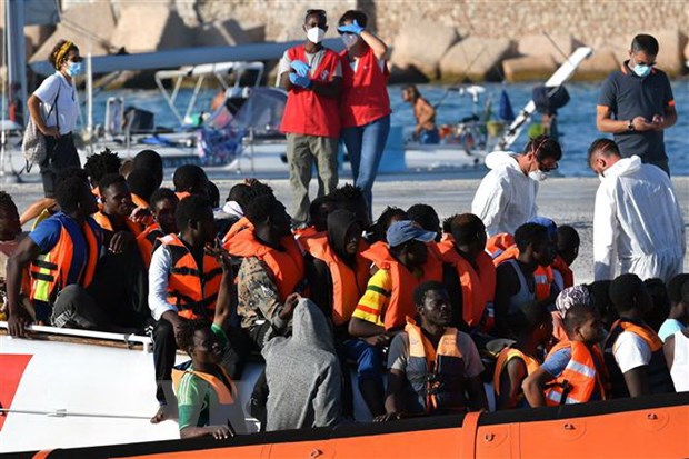 Lực lượng phòng vệ bờ biển Italy giải cứu hơn 420 người di cư