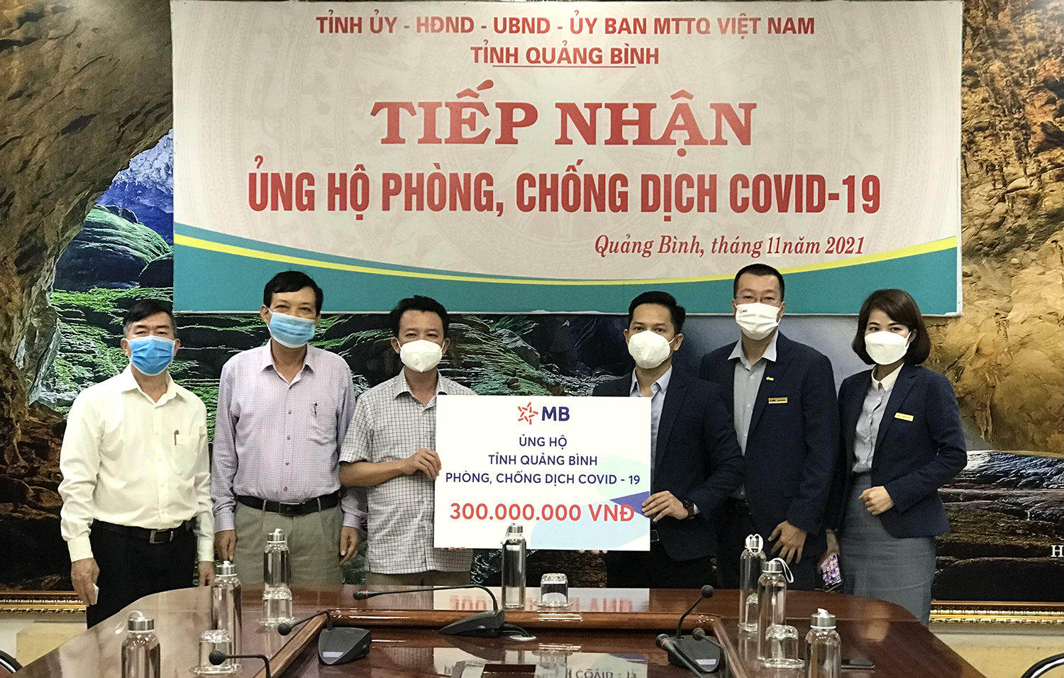 Ngân hàng TMCP Quân đội ủng hộ 300 triệu đồng cho Quỹ phòng, chống dịch Covid-19 tỉnh