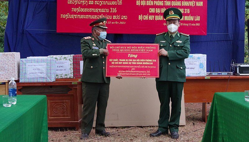 Trao tặng vật chất, trang bị cho lực lượng bảo vệ biên giới nước bạn Lào