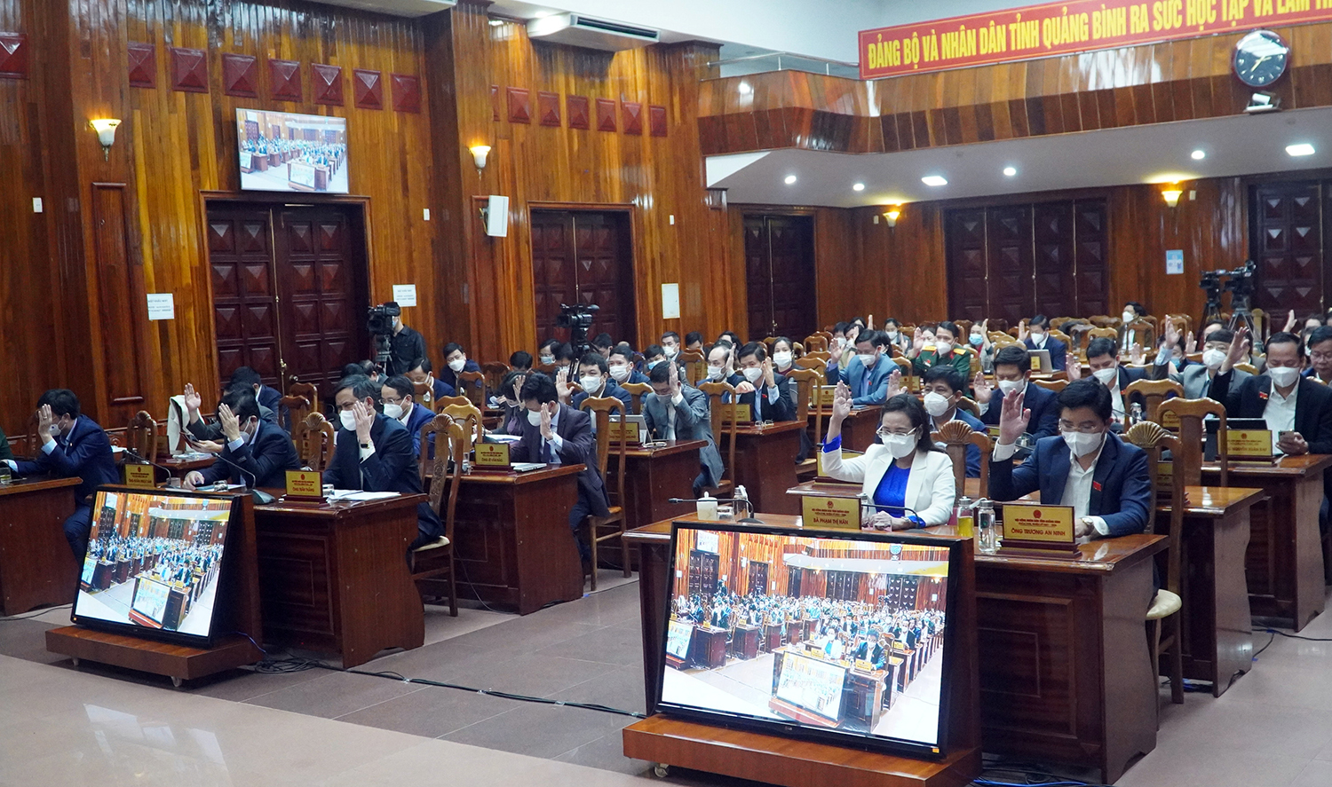 Thông qua nghị quyết và bế mạc kỳ họp thứ 4, HĐND tỉnh khóa XVIII