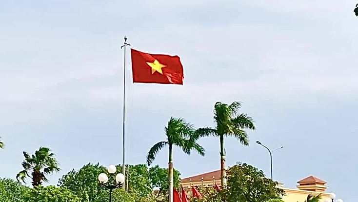 Treo cờ Tổ quốc chào mừng Kỷ niệm 110 năm Ngày sinh Đại tướng Võ Nguyên Giáp
